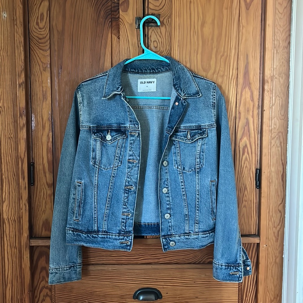 ✨LAST CHANCE!✨Medium wash denim jacket EUC